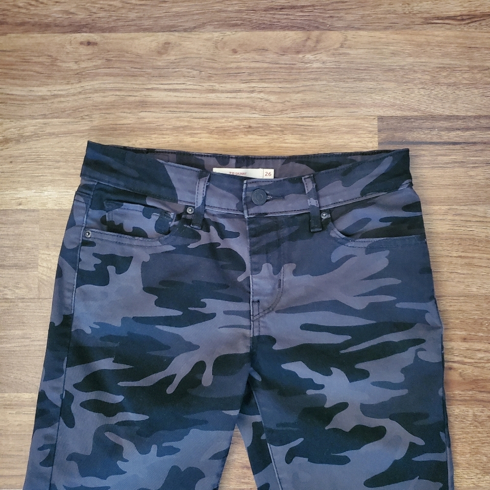 Levi's 711 Size 26 Skinny Black & Gray Camo Cropped Jeans - Picture 2 of 9